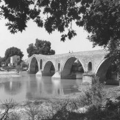 Pirates from Algiers, the ‘‘Cat eater’’ and the bridge of Arta